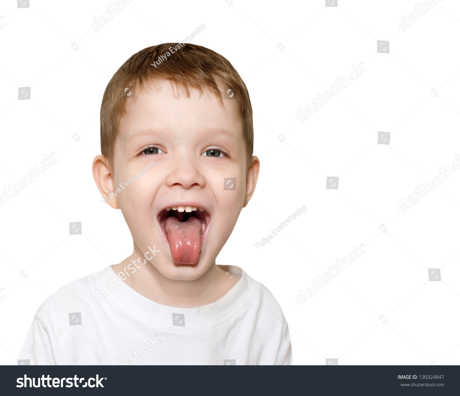 Мальчик открывающий рот