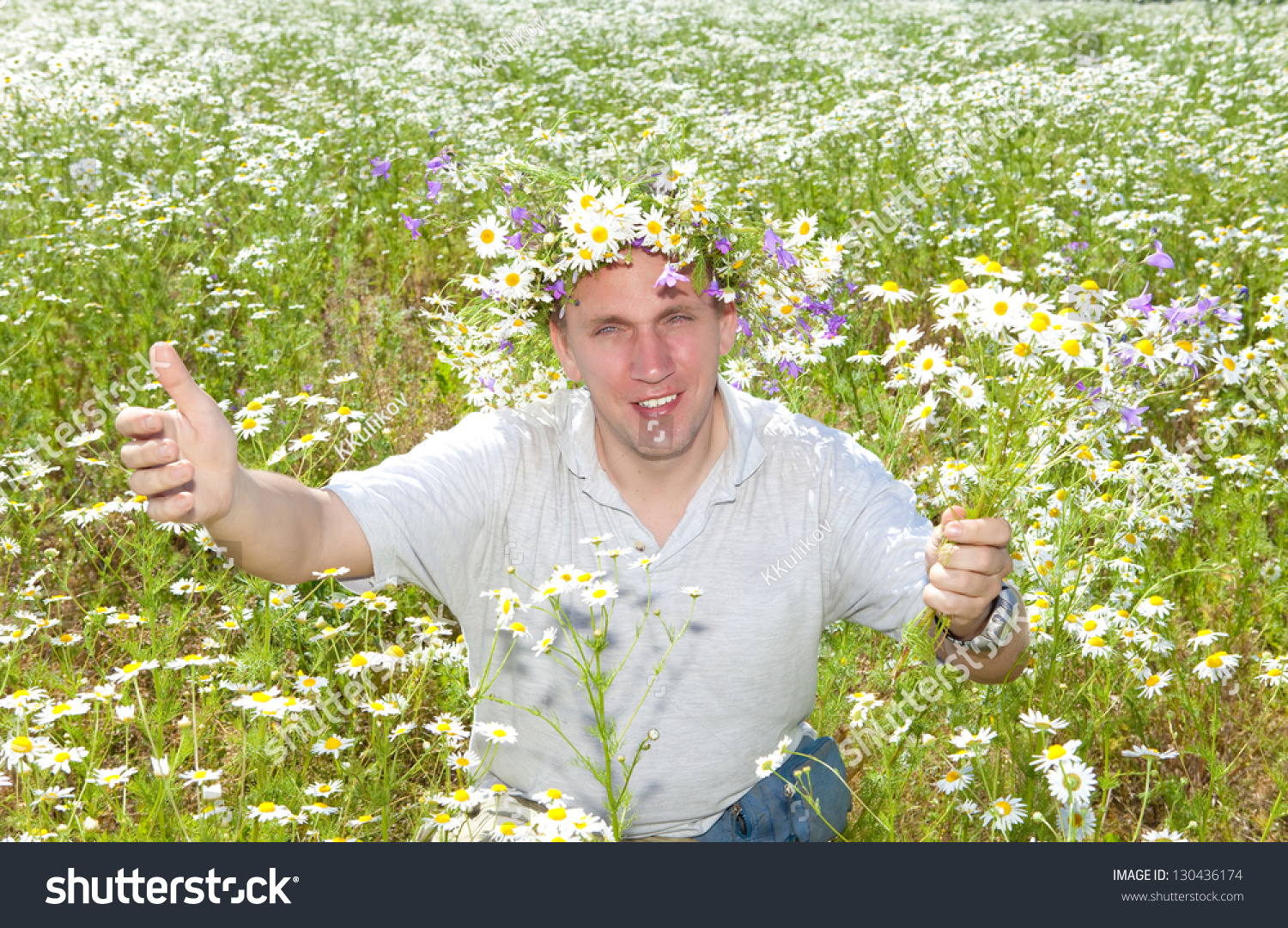Мужчина с полевыми цветами
