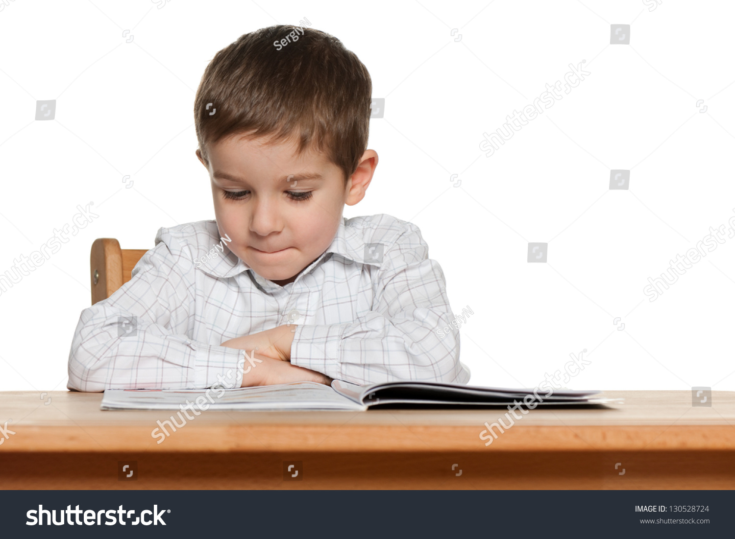 Мальчик сидит за столом