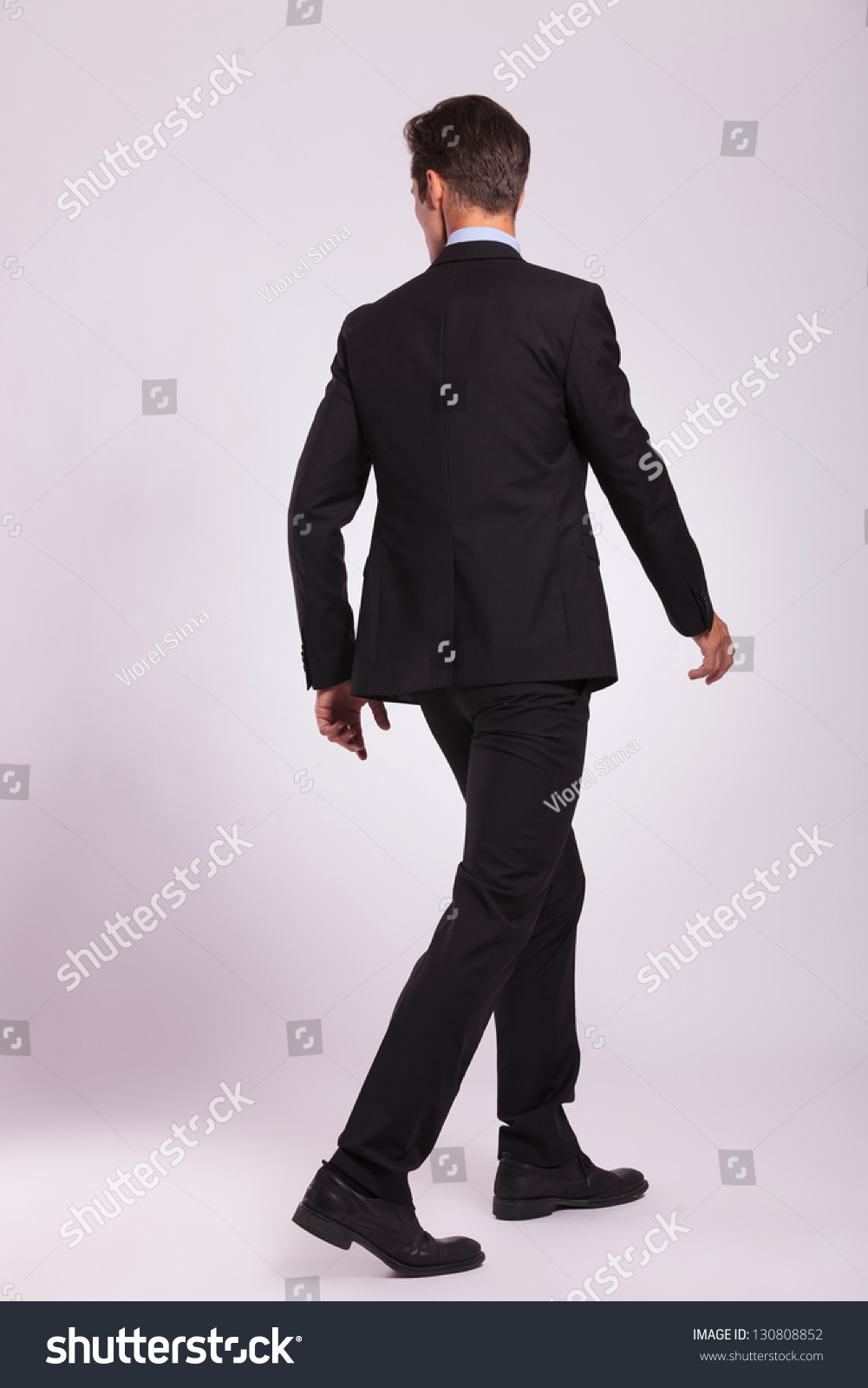 мужчина со спины в костюме фото
