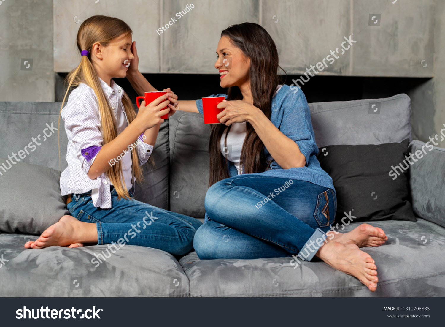 щекотка девочки подростка на диване