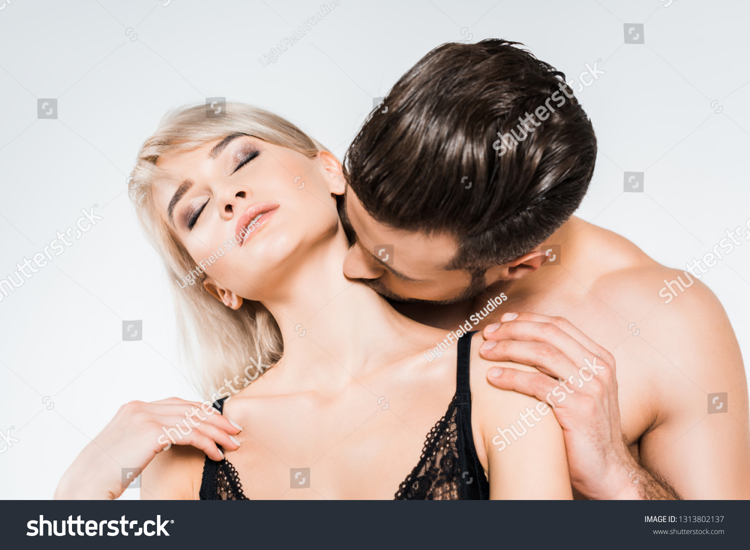 Женщина целует взрослого мужчину