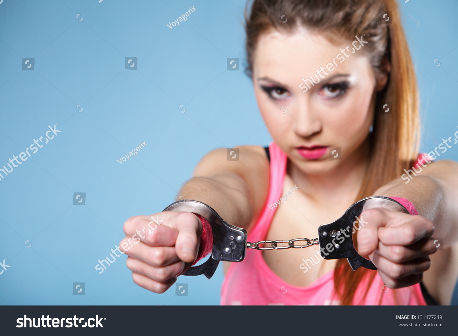 Девушка подросток в наручниках