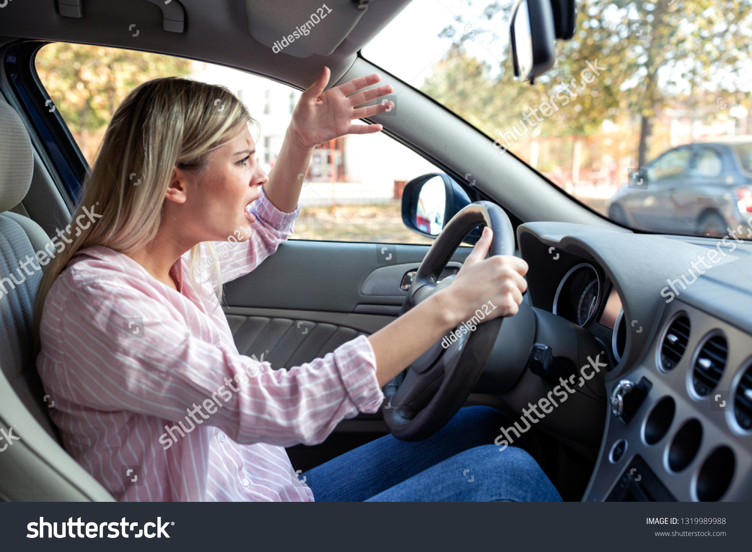 Girl Fingering While Driving