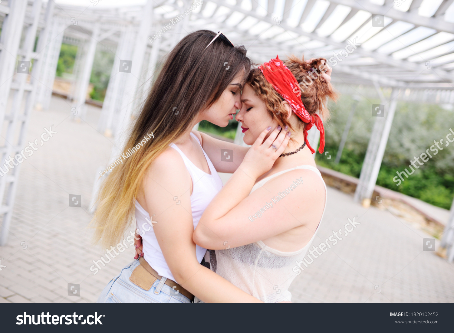 лесби обнимаются и целуются фото 14