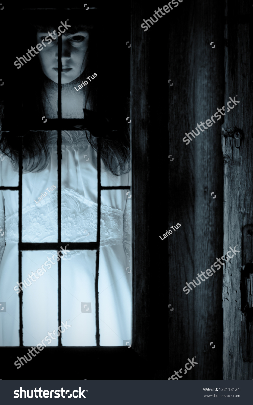 Жуткое окно. Призрак женщины в окне.