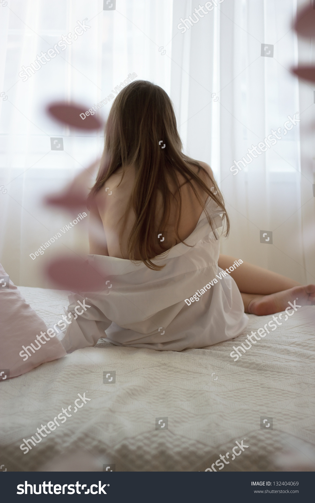 Девушка на кровати со спины