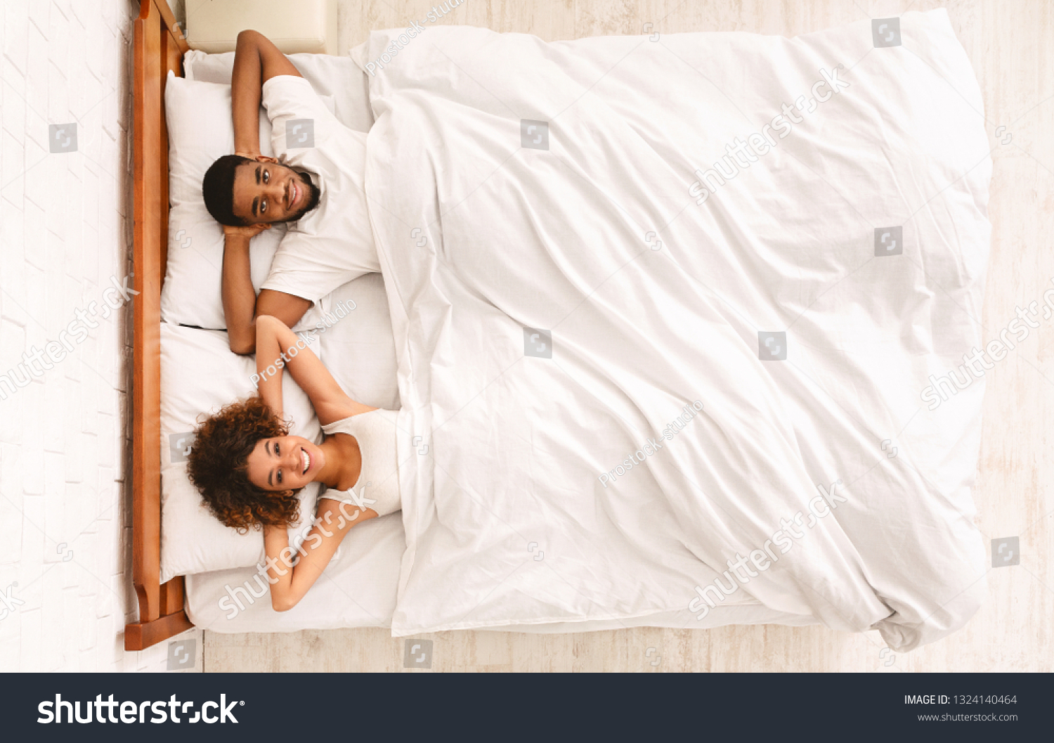 Пара спит в кровати вид сверху