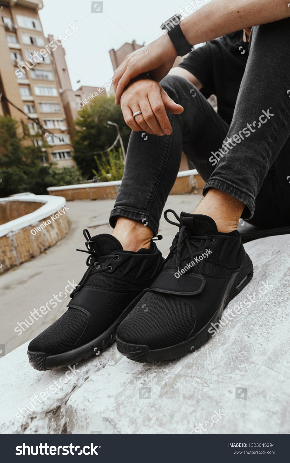 black nikes with jeans