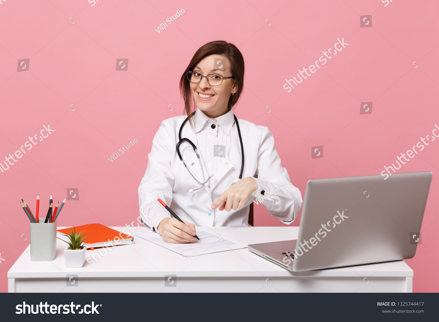 Жену врач видео. Женщина врач на столе. Женщина врач за столом строгая. Doctor сидящий на столе. Женщина врач за столом фото.
