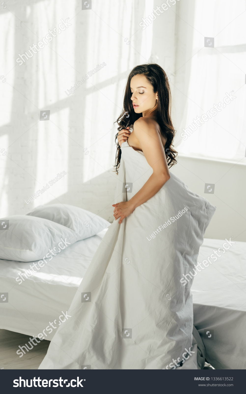 Sensual Brunette Naked Woman Wrapped Blanket库存照片1336613522 Shutterstock