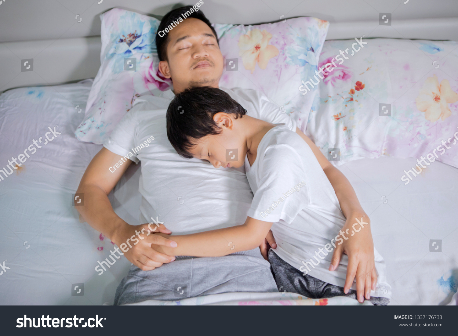 Рассказы спящий папа. Сон про папу. Отец и сын спят вместе.