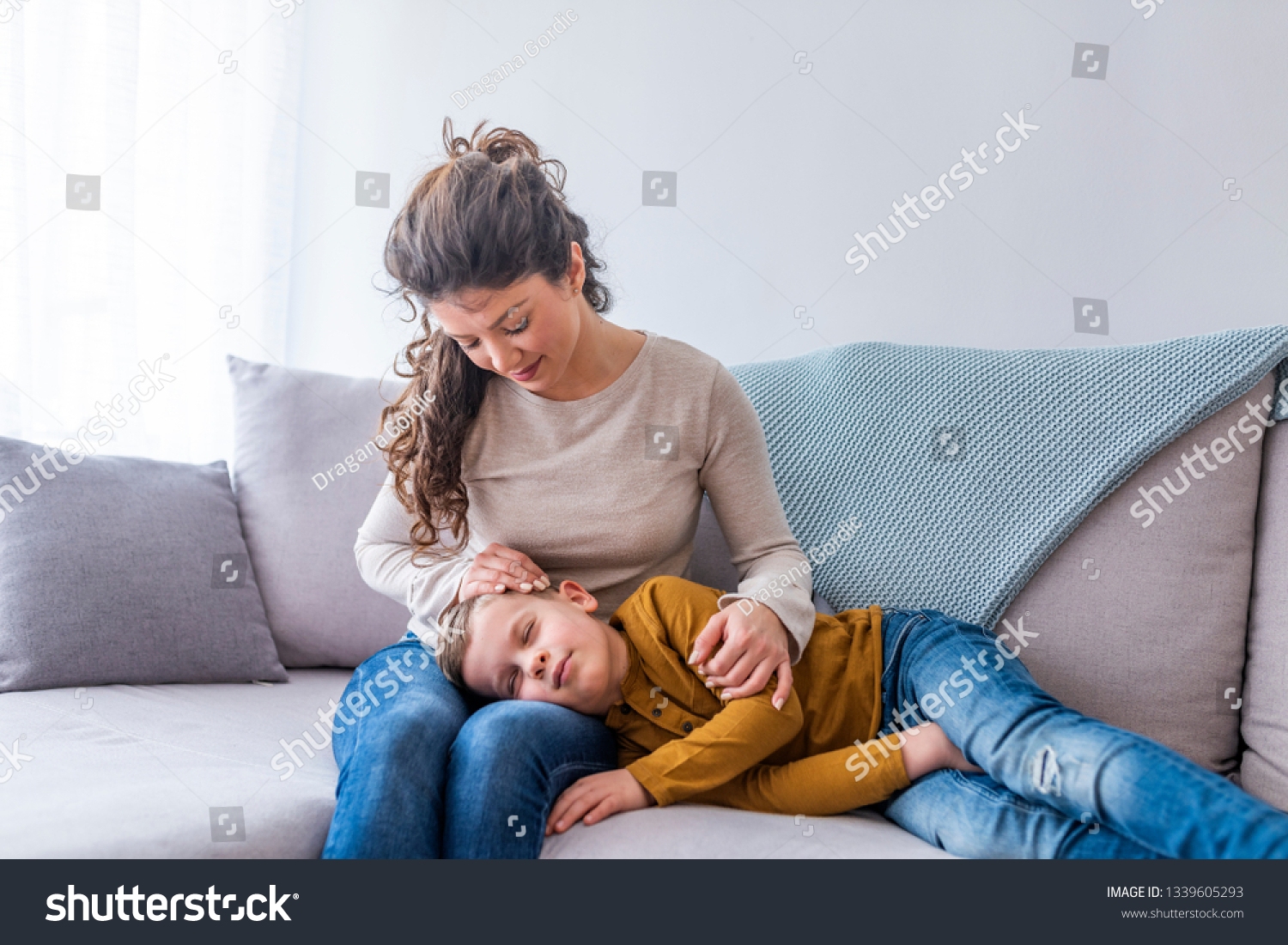 Мальчик с мамой на диване