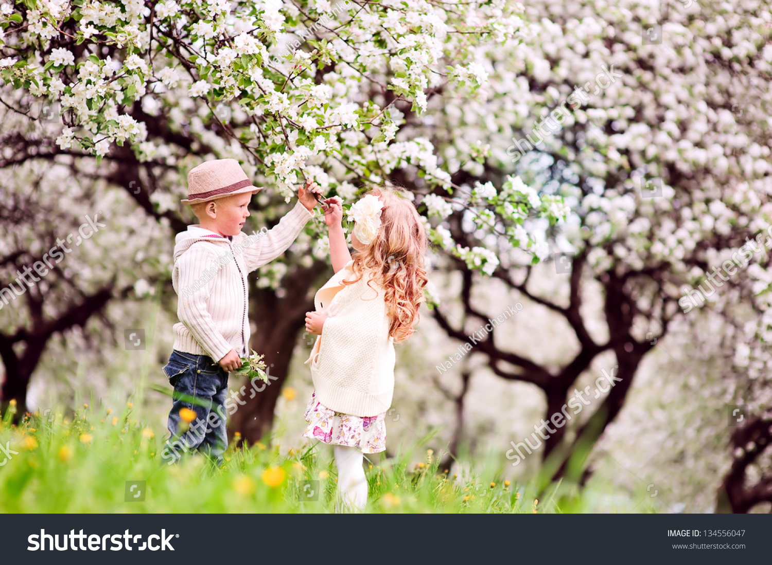 Дети в цветущем саду