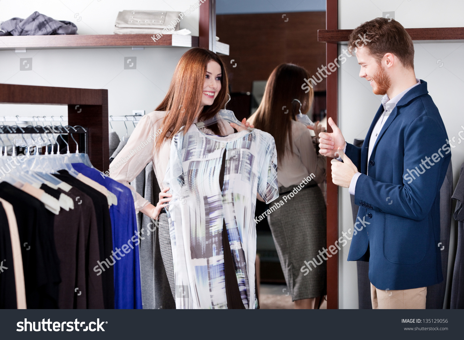 Парень выбирает одежду с девушкой