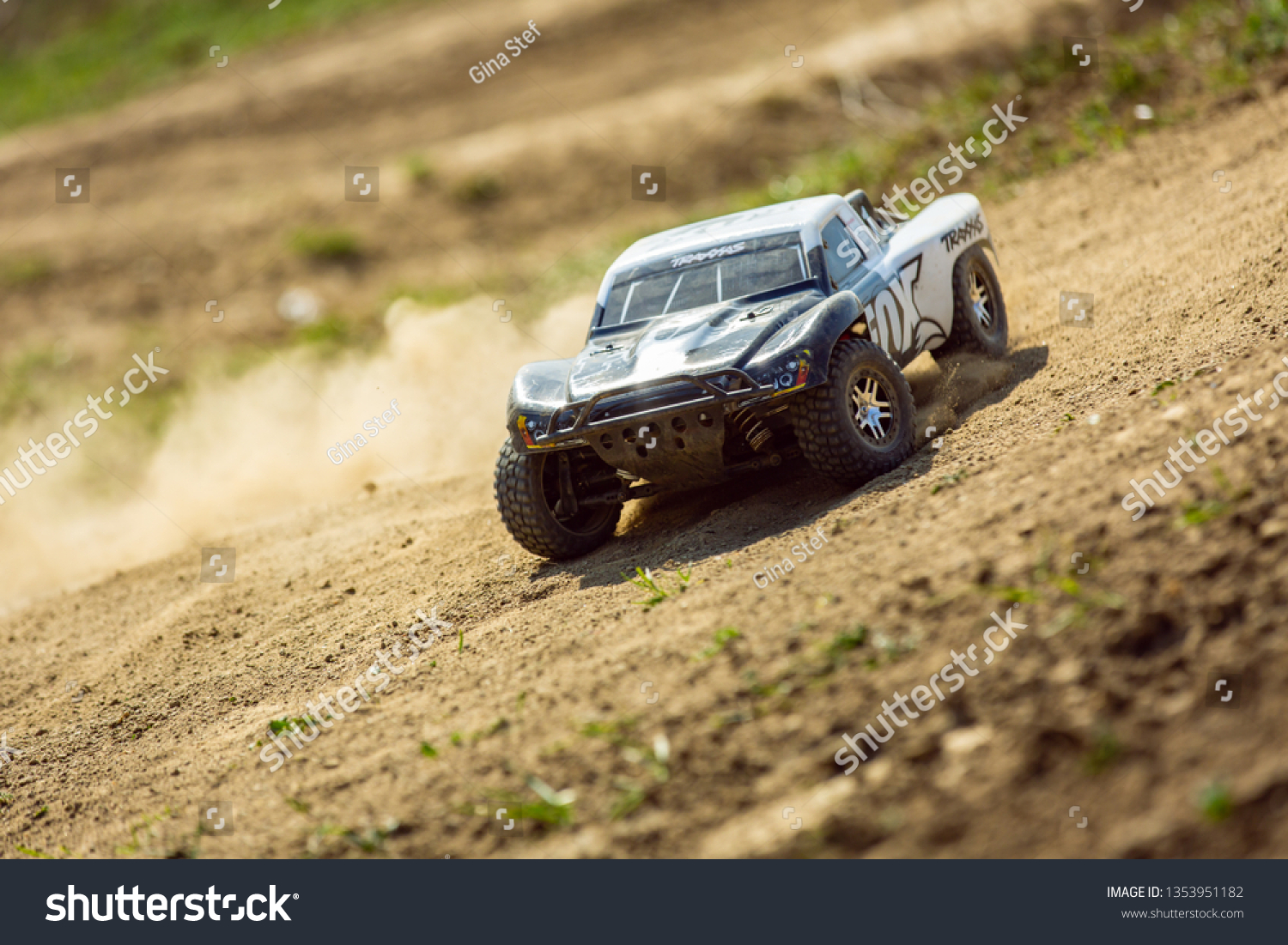 traxxas slash 4x4 off road