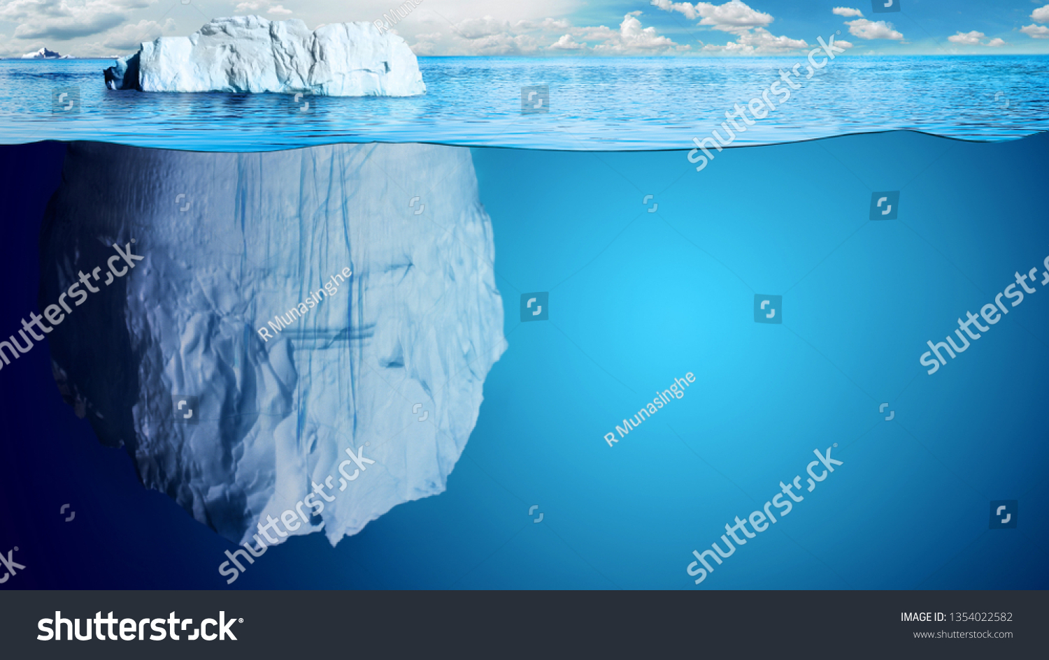美しい透明な海を背景に氷山の水中からの眺め イラトス のイラスト素材 Shutterstock