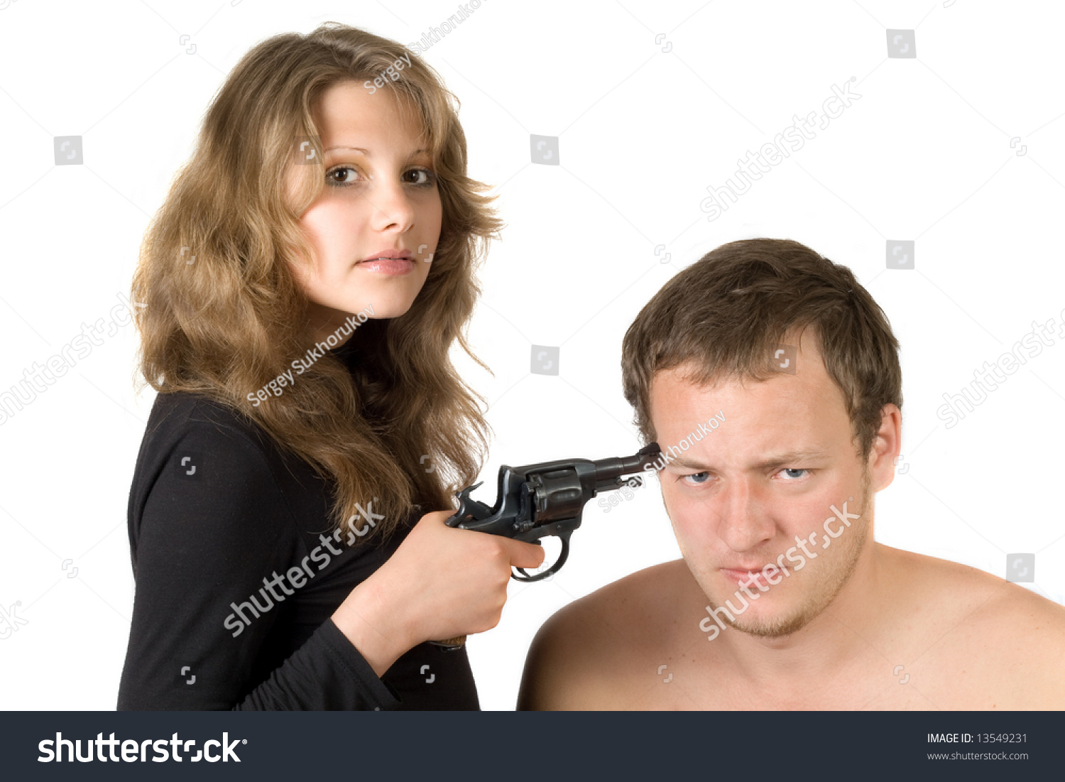 Мужчина с пистолетом угрожает женщине