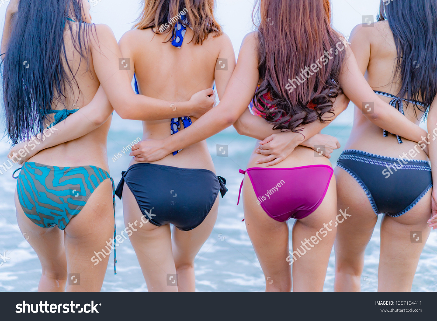 Girls Showing Their Booty