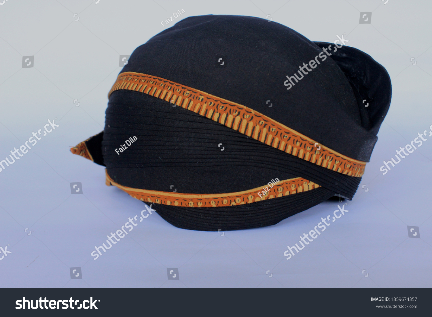 Blangkon Hitam Black Blangkon Traditional Hat Stock Photo 1359674357 ...