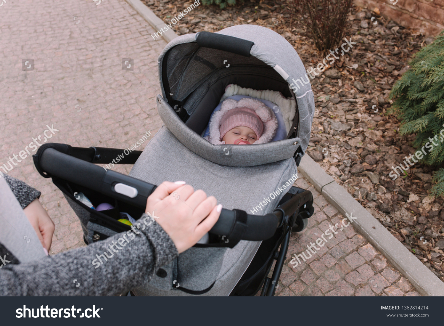 Новорожденные дети в коляске