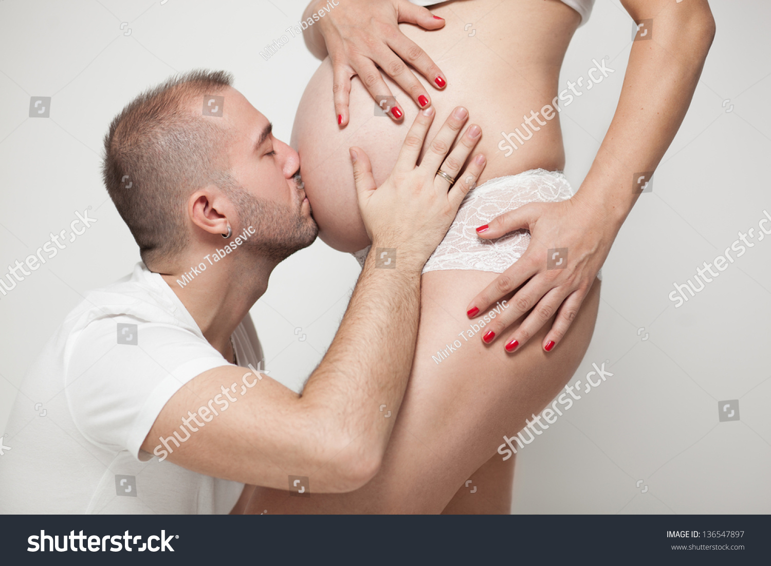 Целует беременный животик