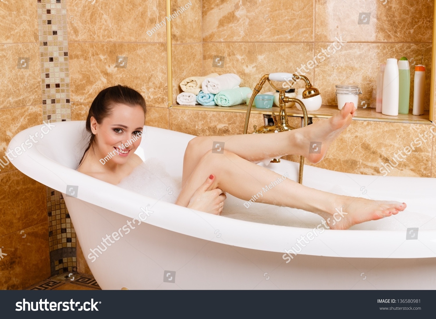Жена моет ванну. Девчонки в ванной. Женщина в ванной. Красивая девушка в ванной комнате. Женщина лежит в ванной.