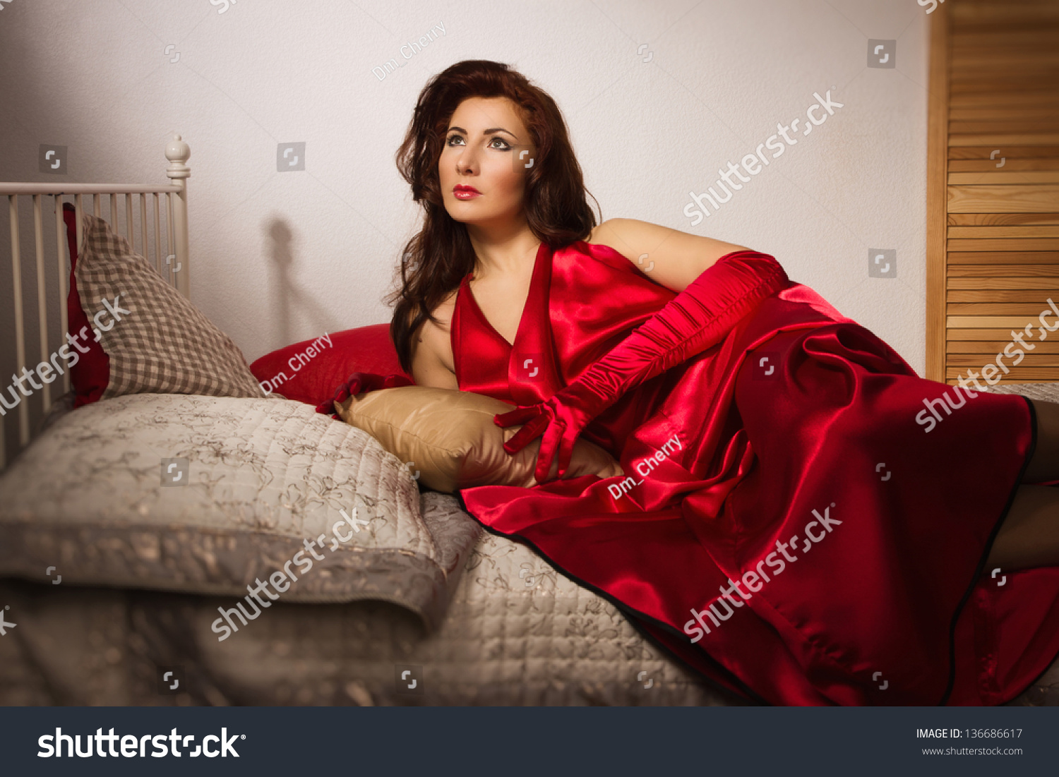 Девушка в Красном платье на кровати