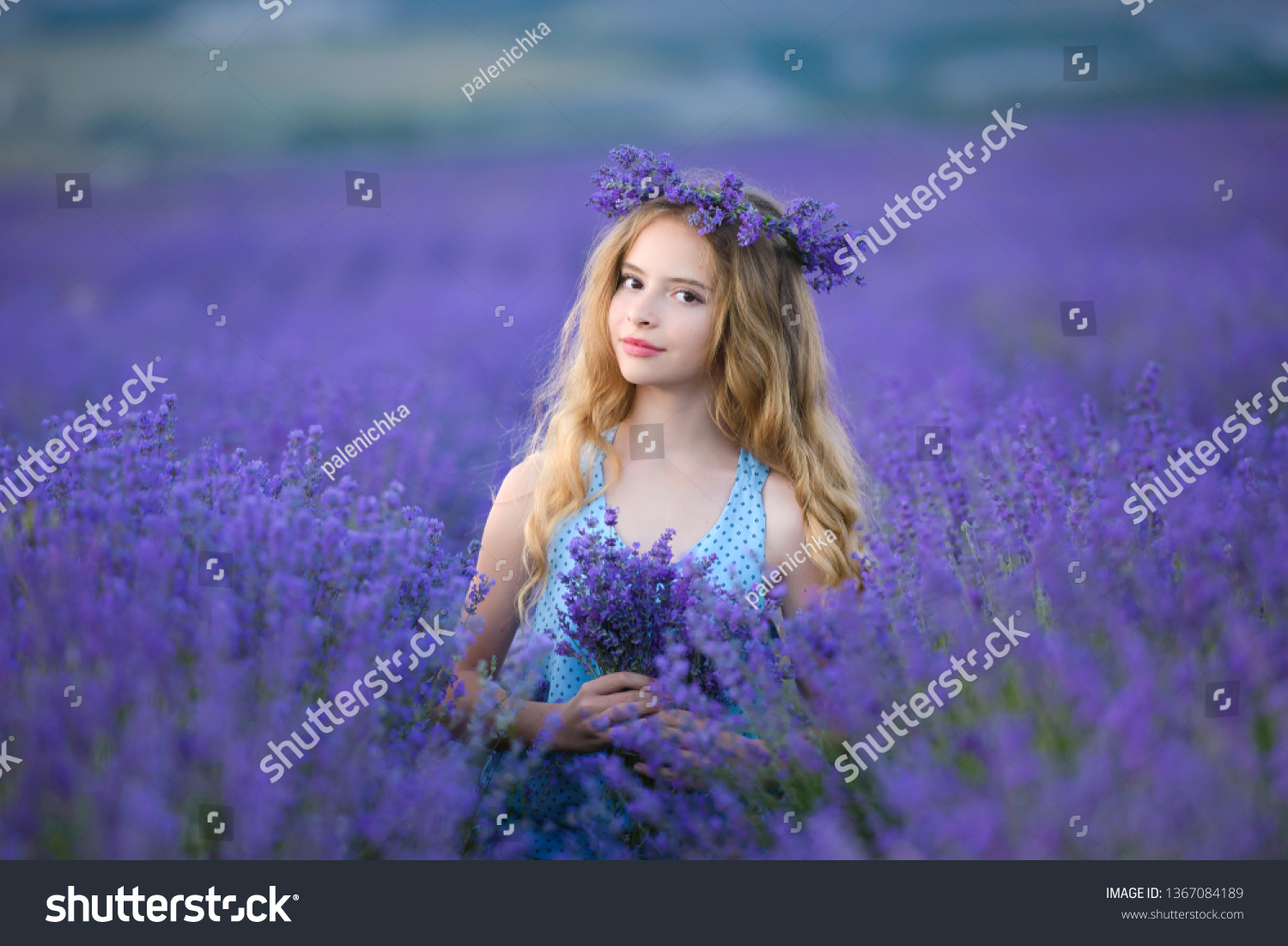 Lavender joy. Девушка с лавандой. Позы для фотосессии для девушек в лаванде. Девушка в венке из лаванды. Блондинка на поле лаванды фото.