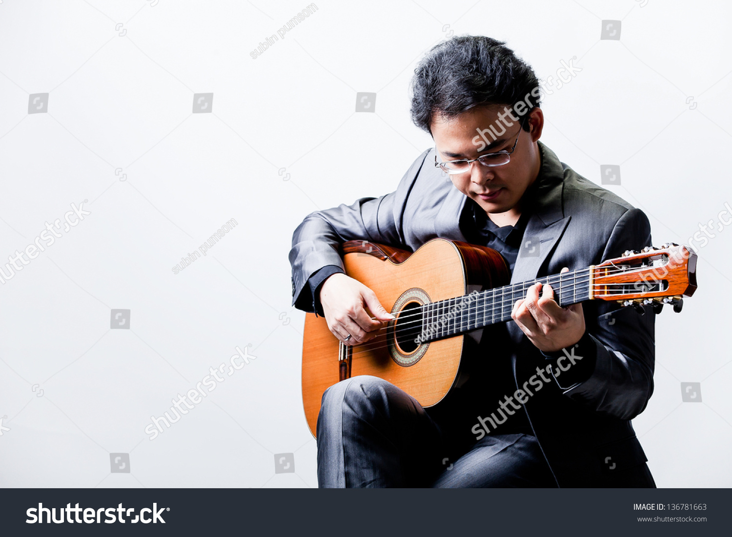 Acoustic Guitar Guitarist Man Classical Classic Foto Stock 136781663