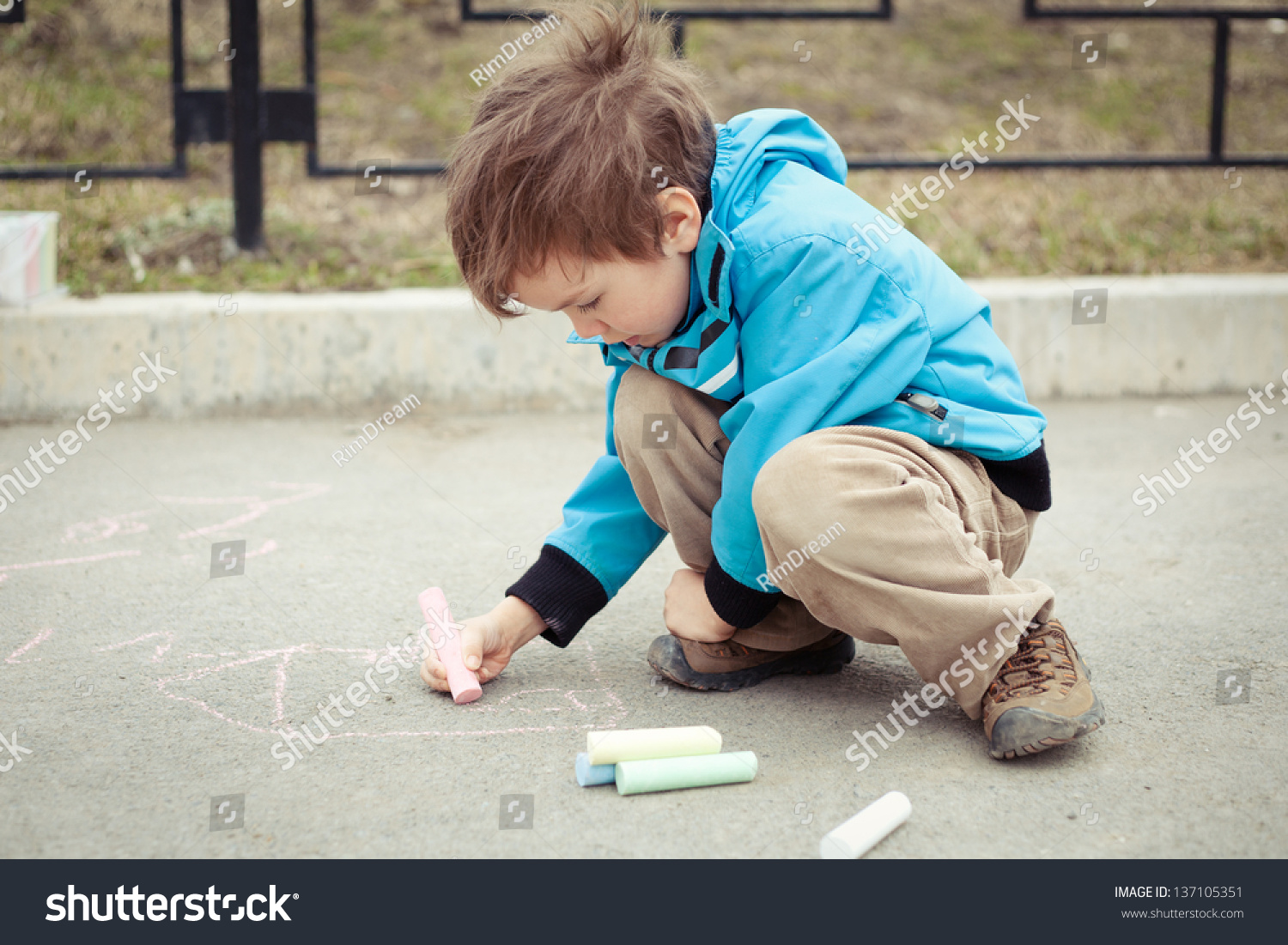 Включи девочки садятся на мальчиков. Мальчик рисует на асфальте. Мальчик рисует фото. Писающий мальчик.