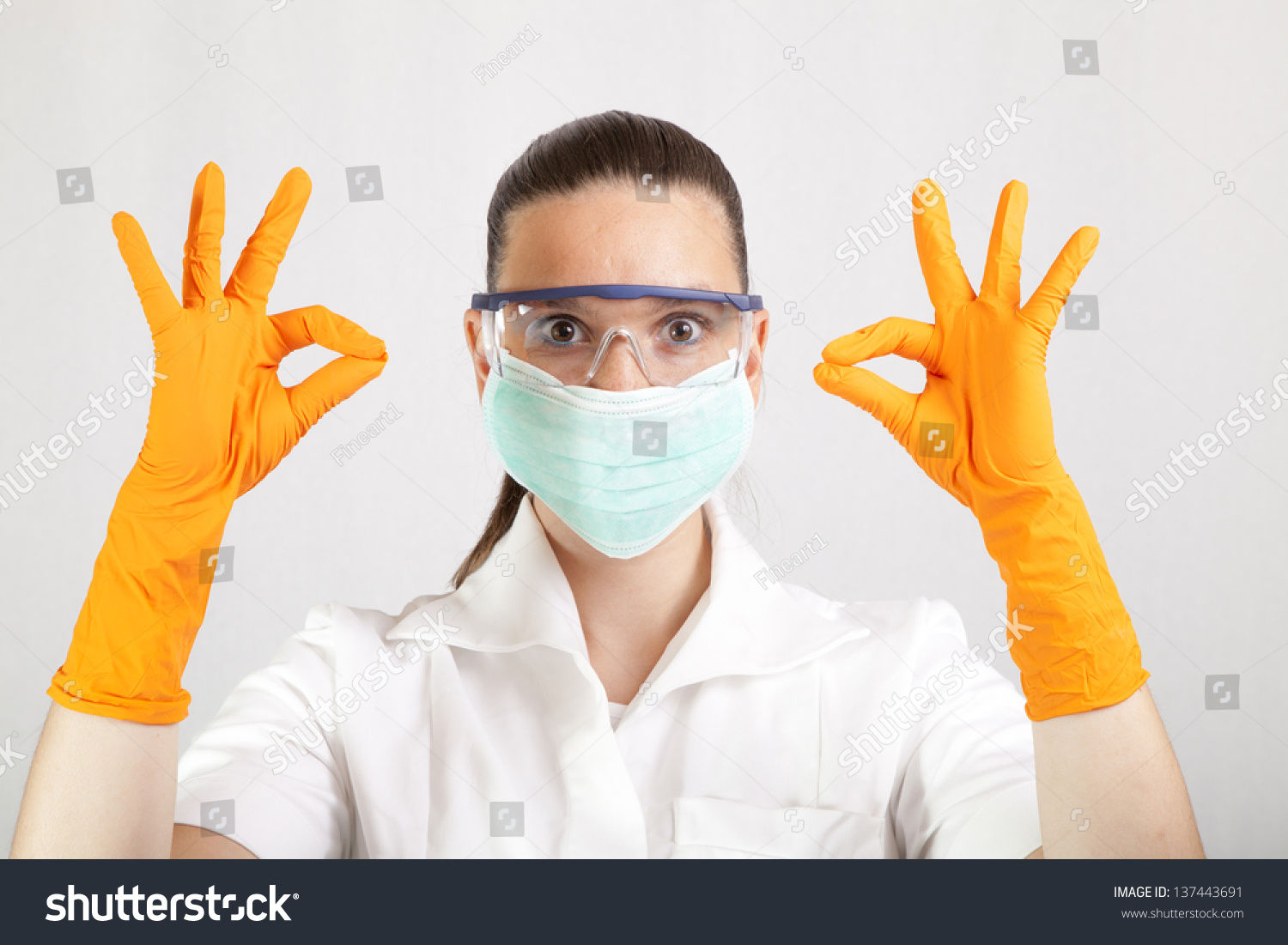 Человек в маске и перчатках