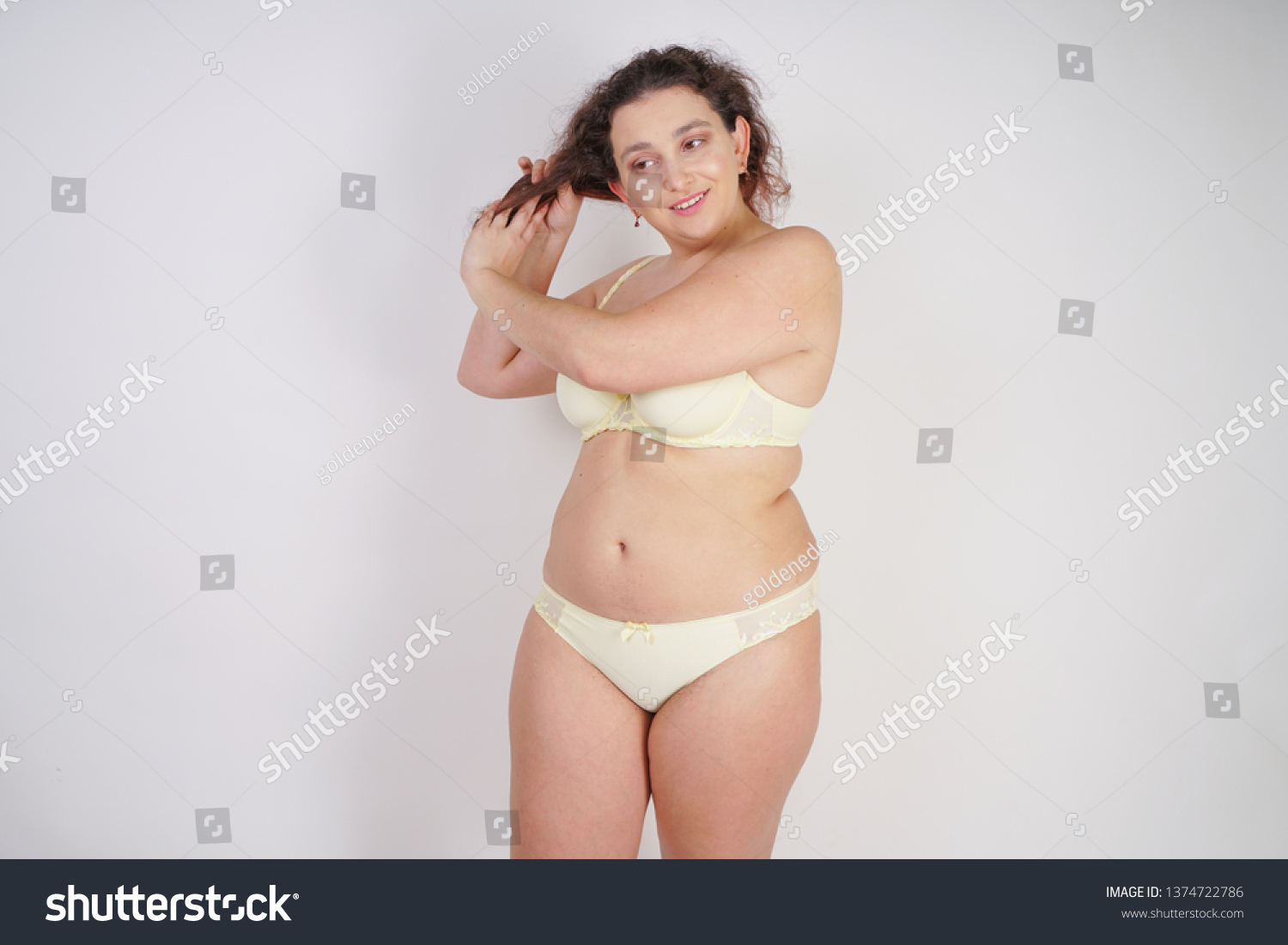 Cute Chubby Woman Yellow Fashion Lingerie: stockfoto (nu bew