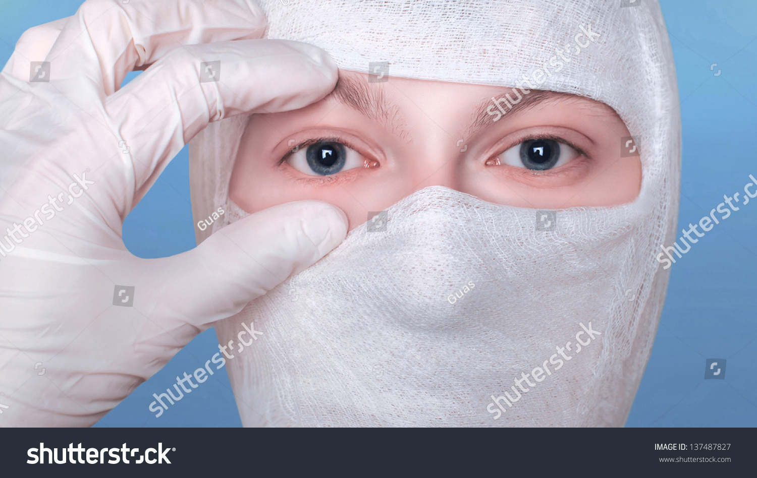 Глаз медицина. Глаза и врачебные перчатки. Eye Bandage.