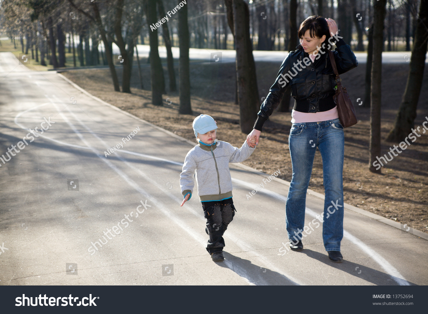 Мама с мальчиком гуляет