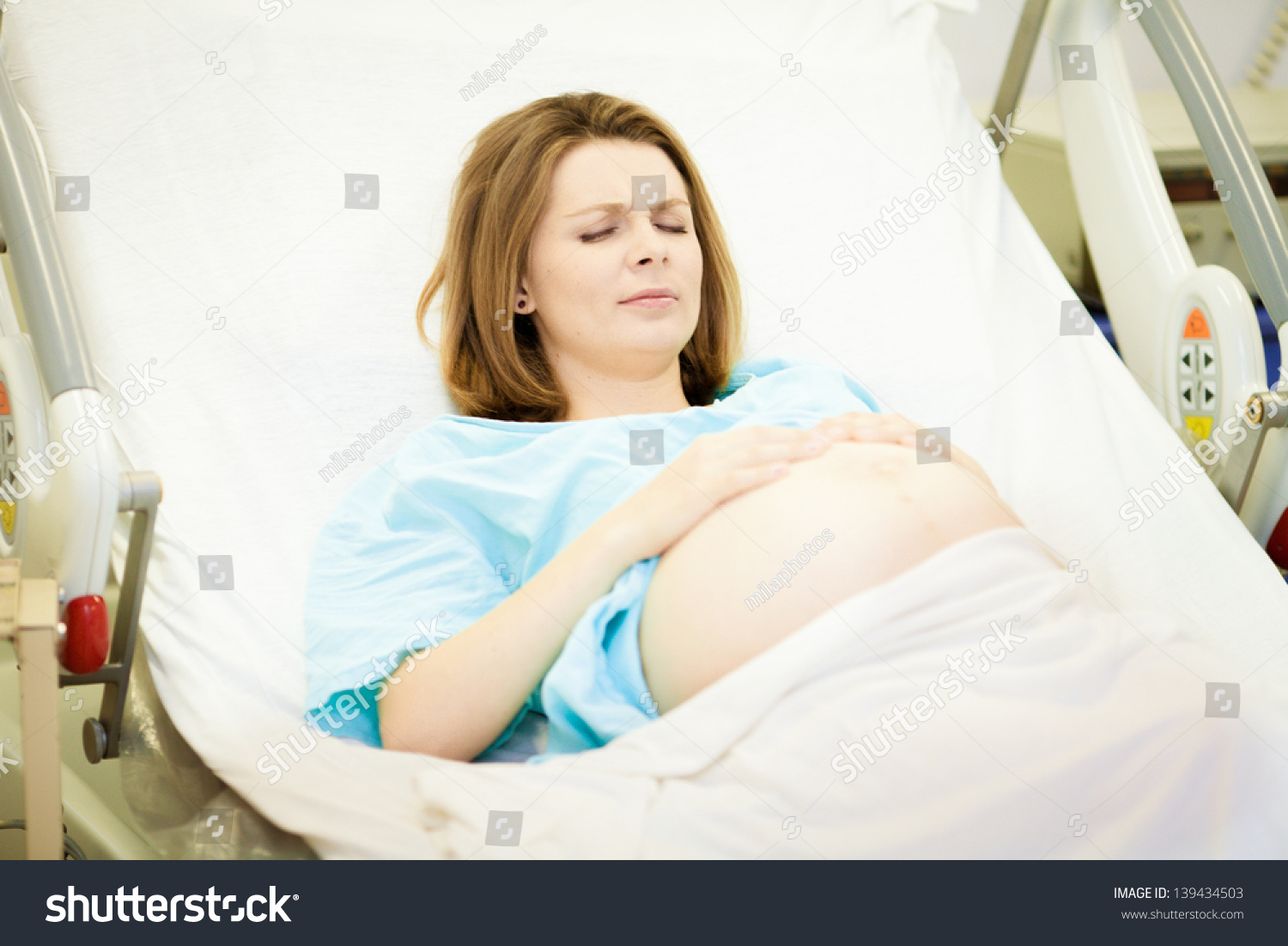Беременные женщины рожают