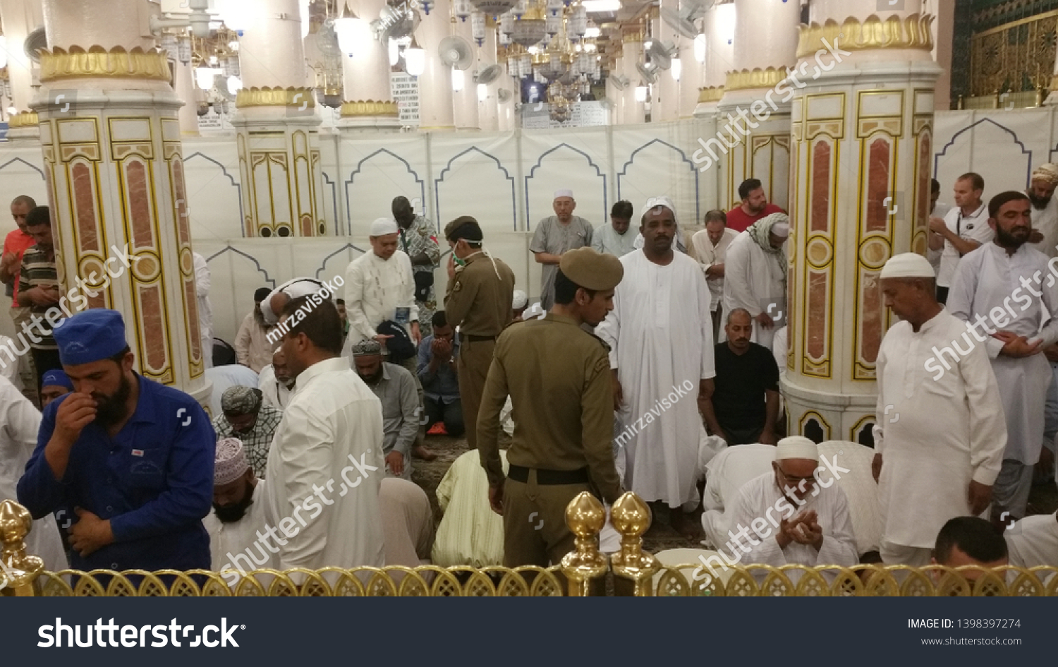 Masjid Nabawimedinamay 2019 Crowd Muslim Men Stock Photo 1398397274 ...