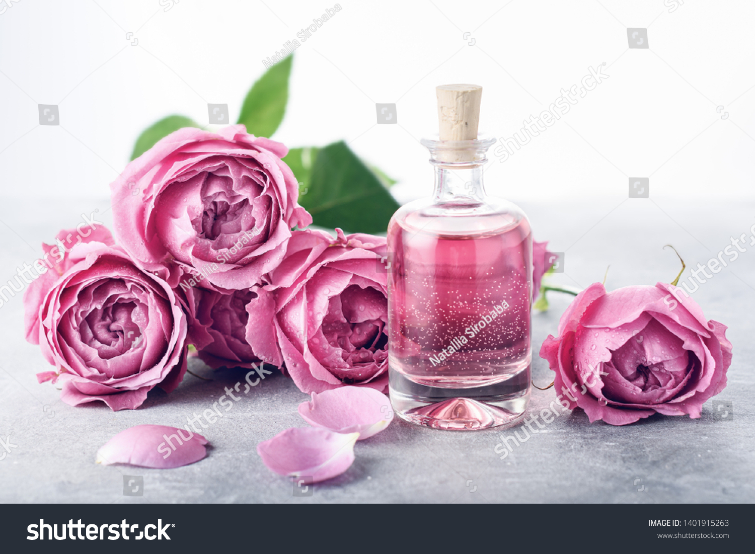 Масло розы свойства. Розовая вода. Цветочная вода розы. Roses розовая вода. Гидролат розы.