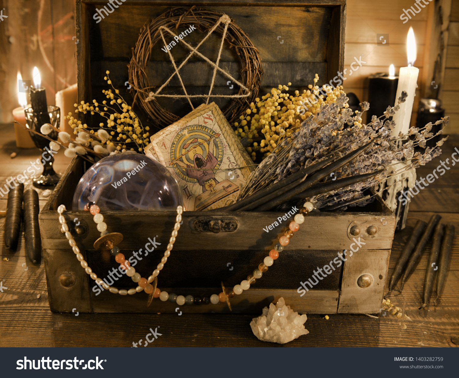 Old Box Tarot Healing de stock 1403282759 | Shutterstock