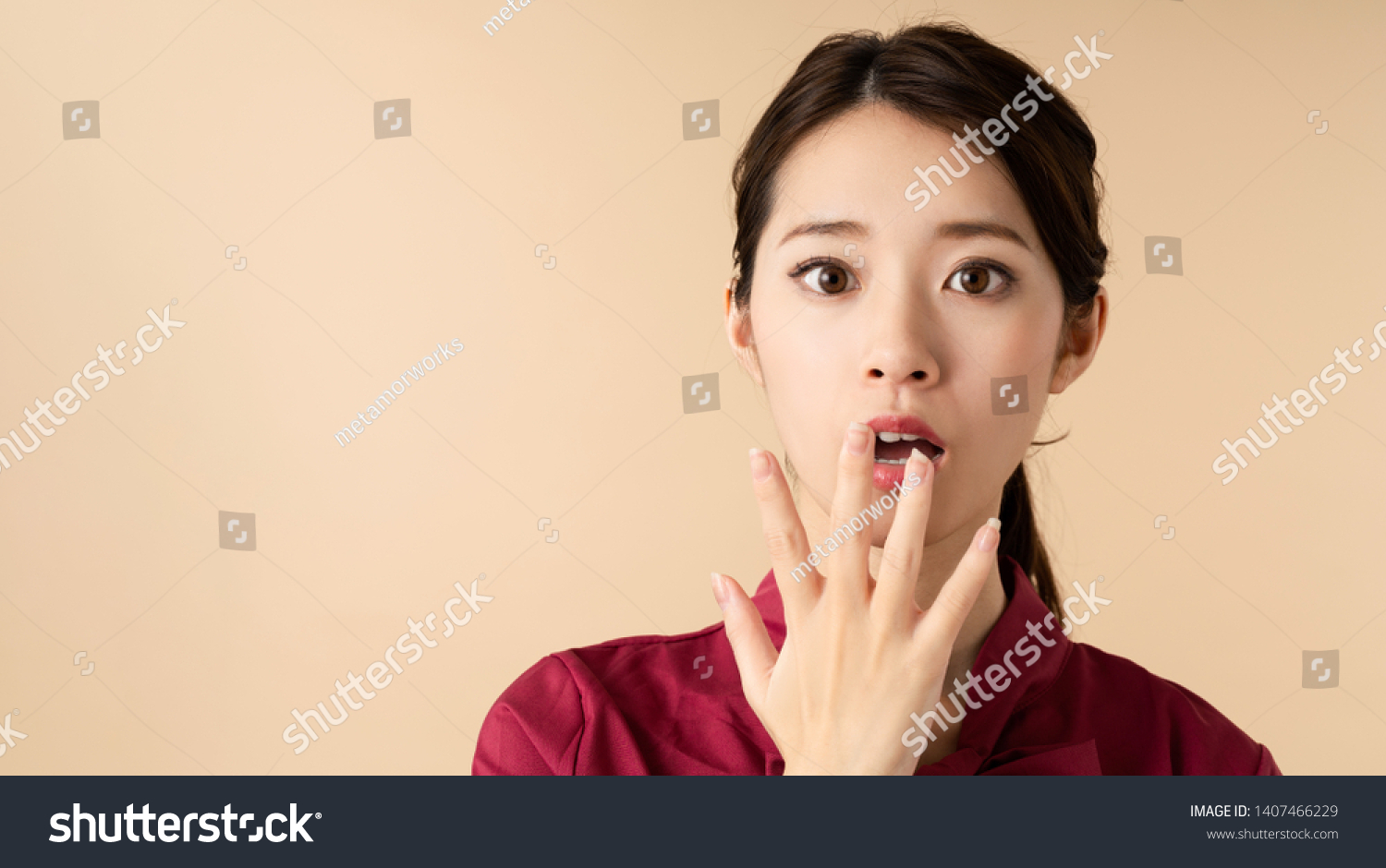 แปลกใจสาวเอเชียสาวน้อยตกใจ ภาพสต็อก 1407466229 Shutterstock 