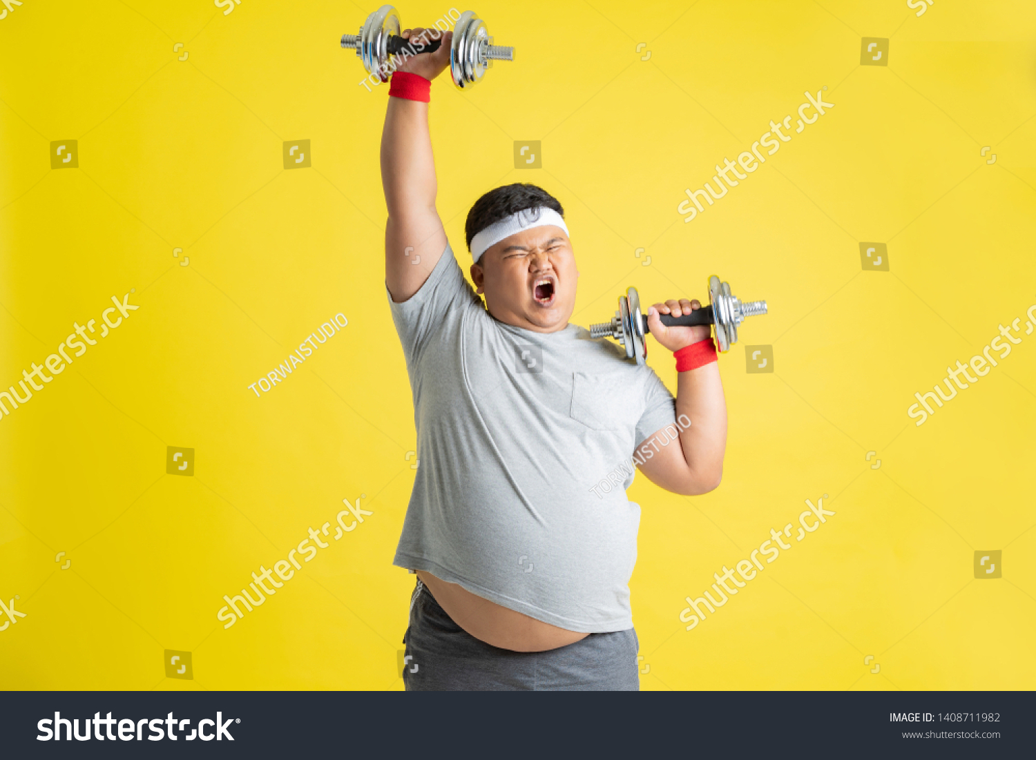 Толстый человек занимается спортом