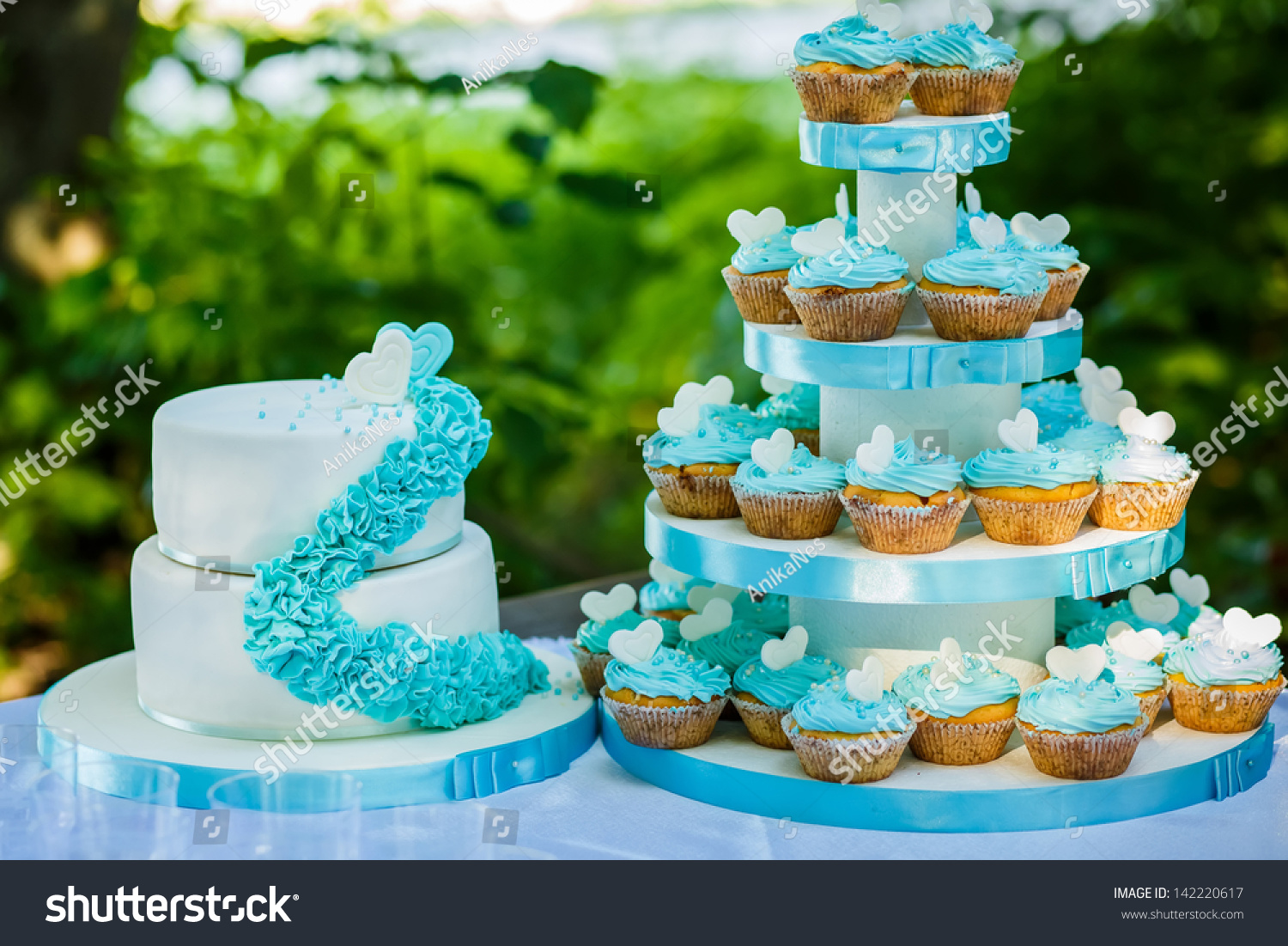 Бирюзовый торт с капкейками на свадьбу