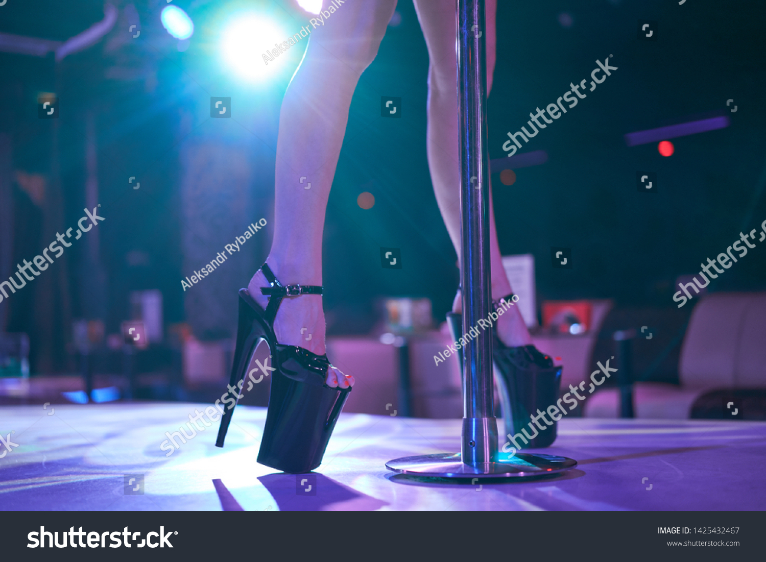 Young Sexy Girl Strip Club Luring Stockfoto 1425432467 Shutterstock 