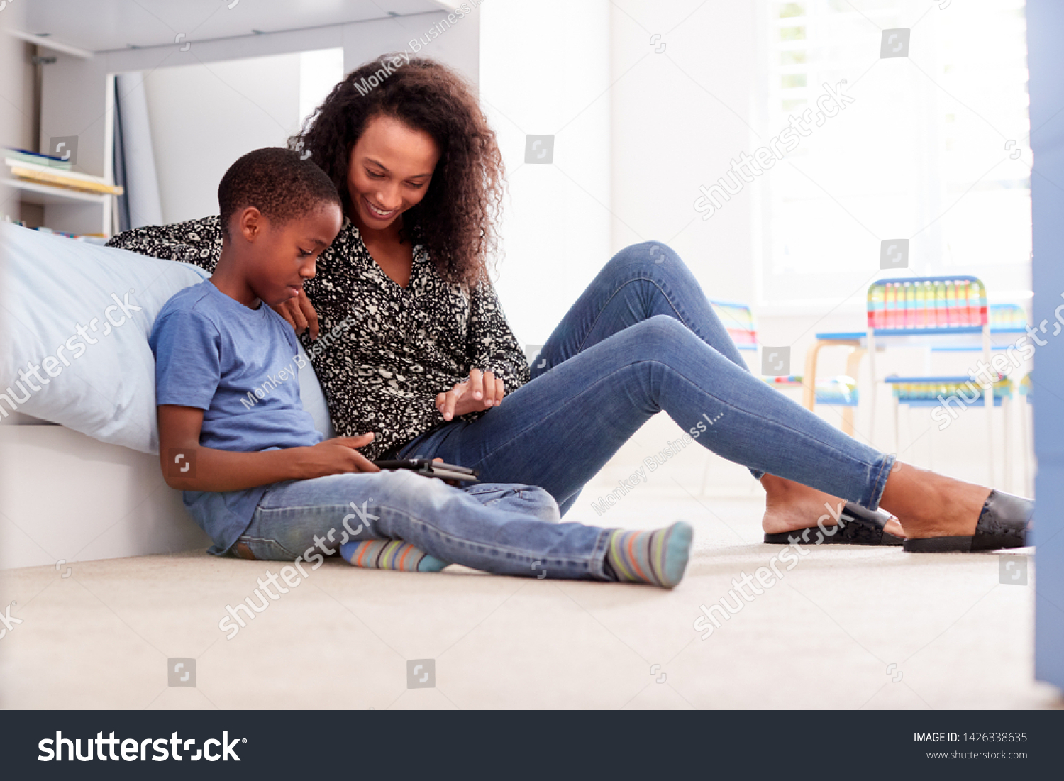 Mutter mit Sohn, die im Bett: Stockfoto (Jetzt bearbeiten) 1426338635.