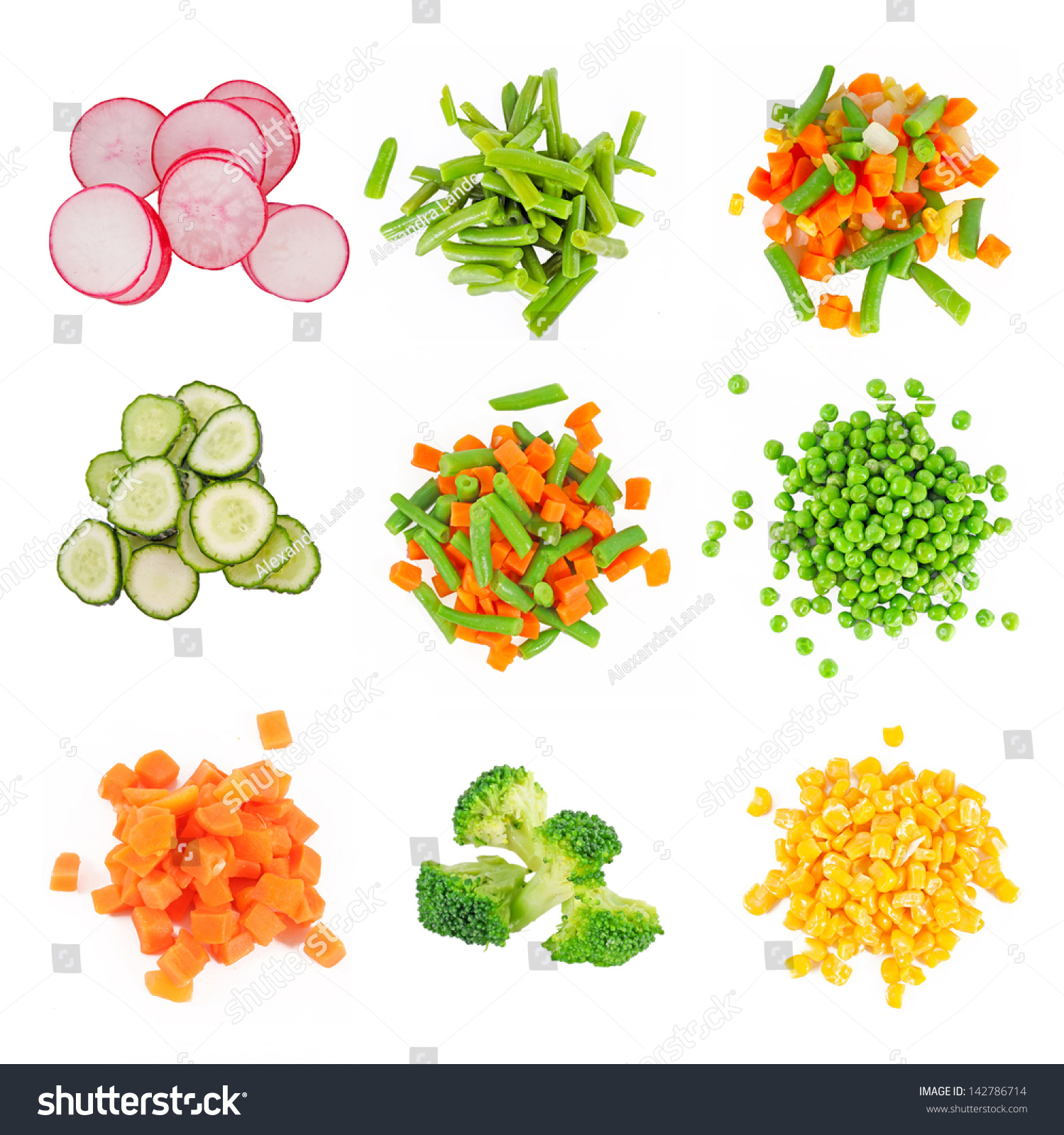 Нарезанные овощи на белом фоне