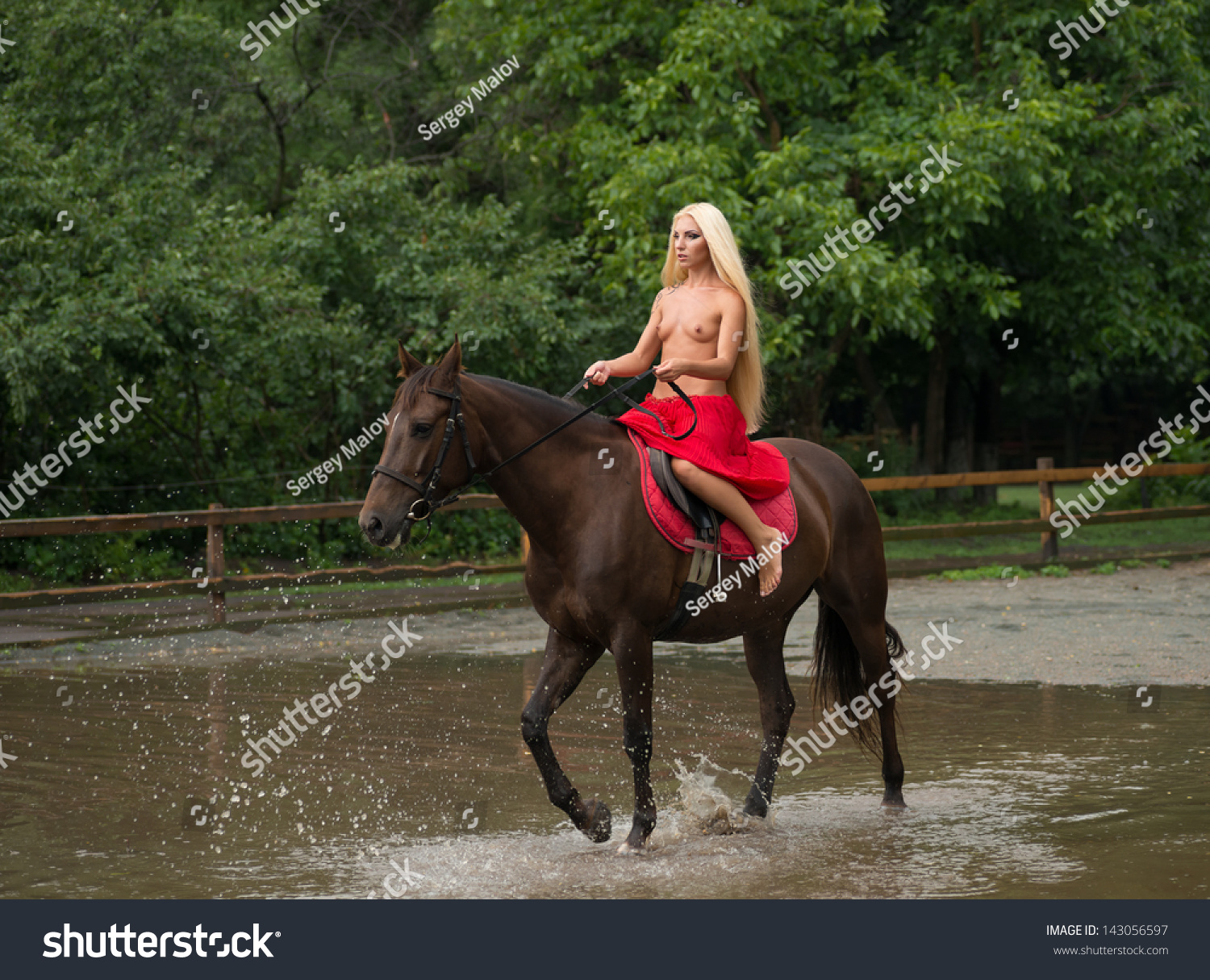 Frau reitet nackt auf pferd