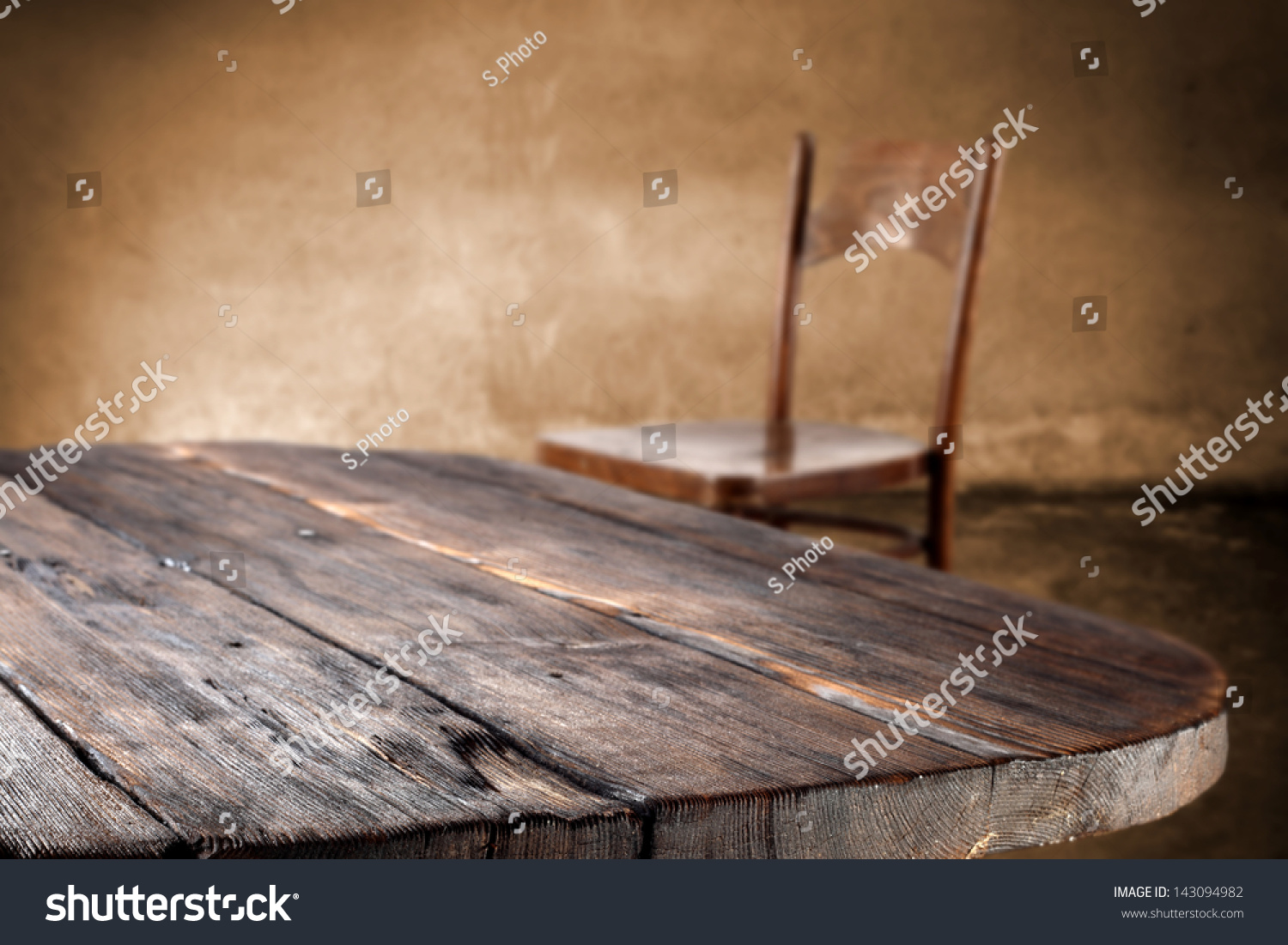 Деревянный стол под углом