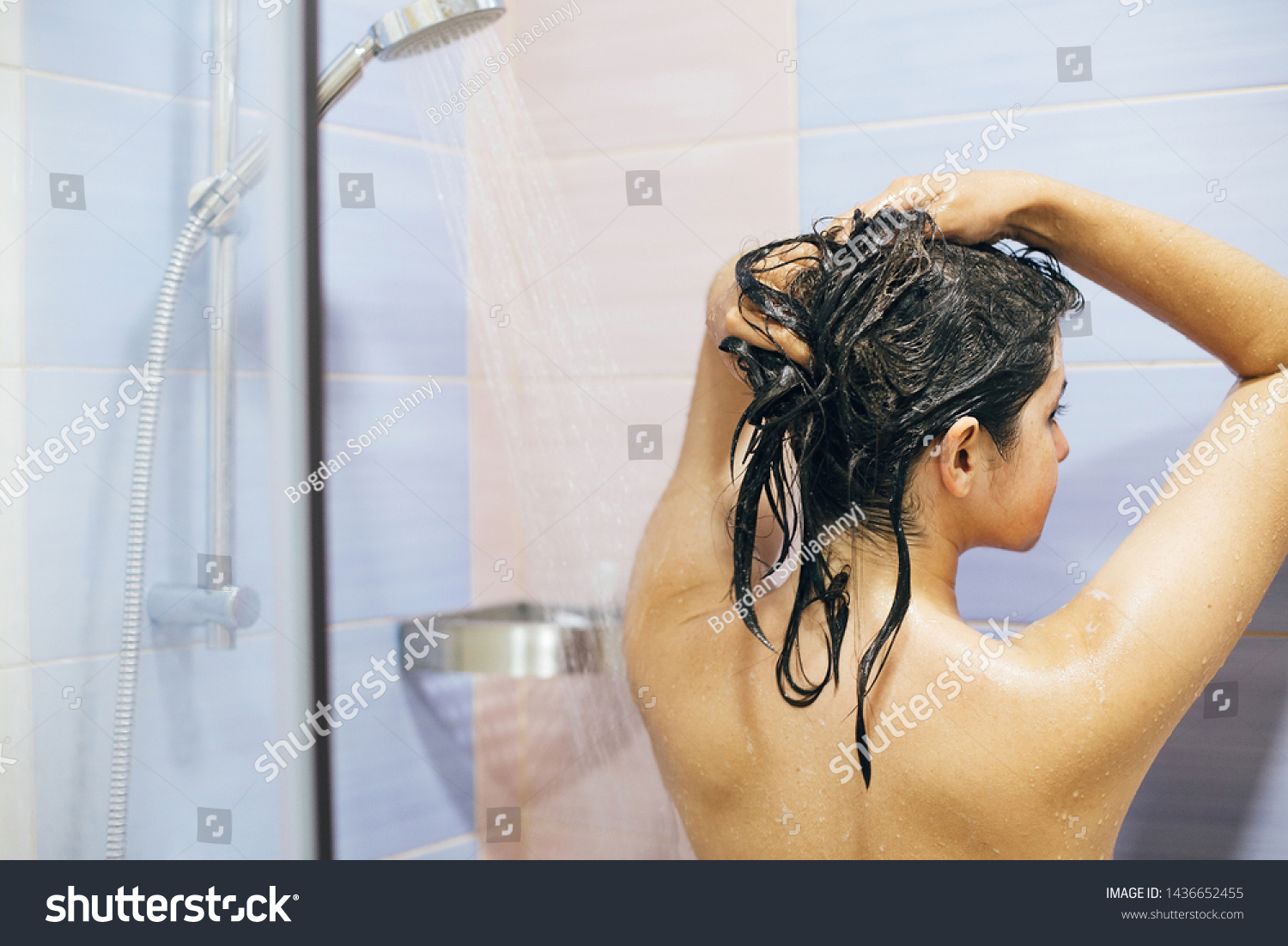 Красивая девушка моется в ванной комнате