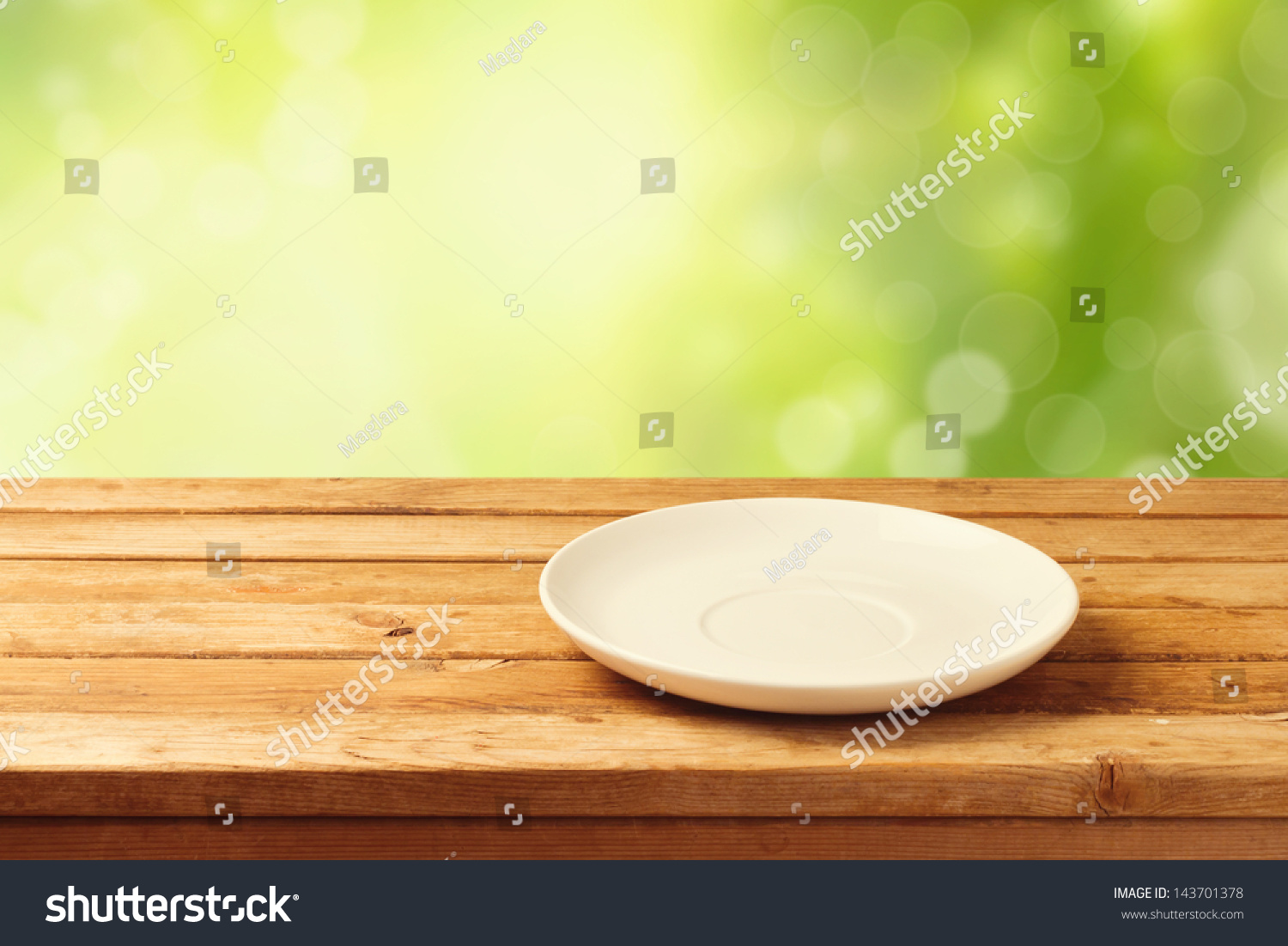 Пустая тарелка на столе