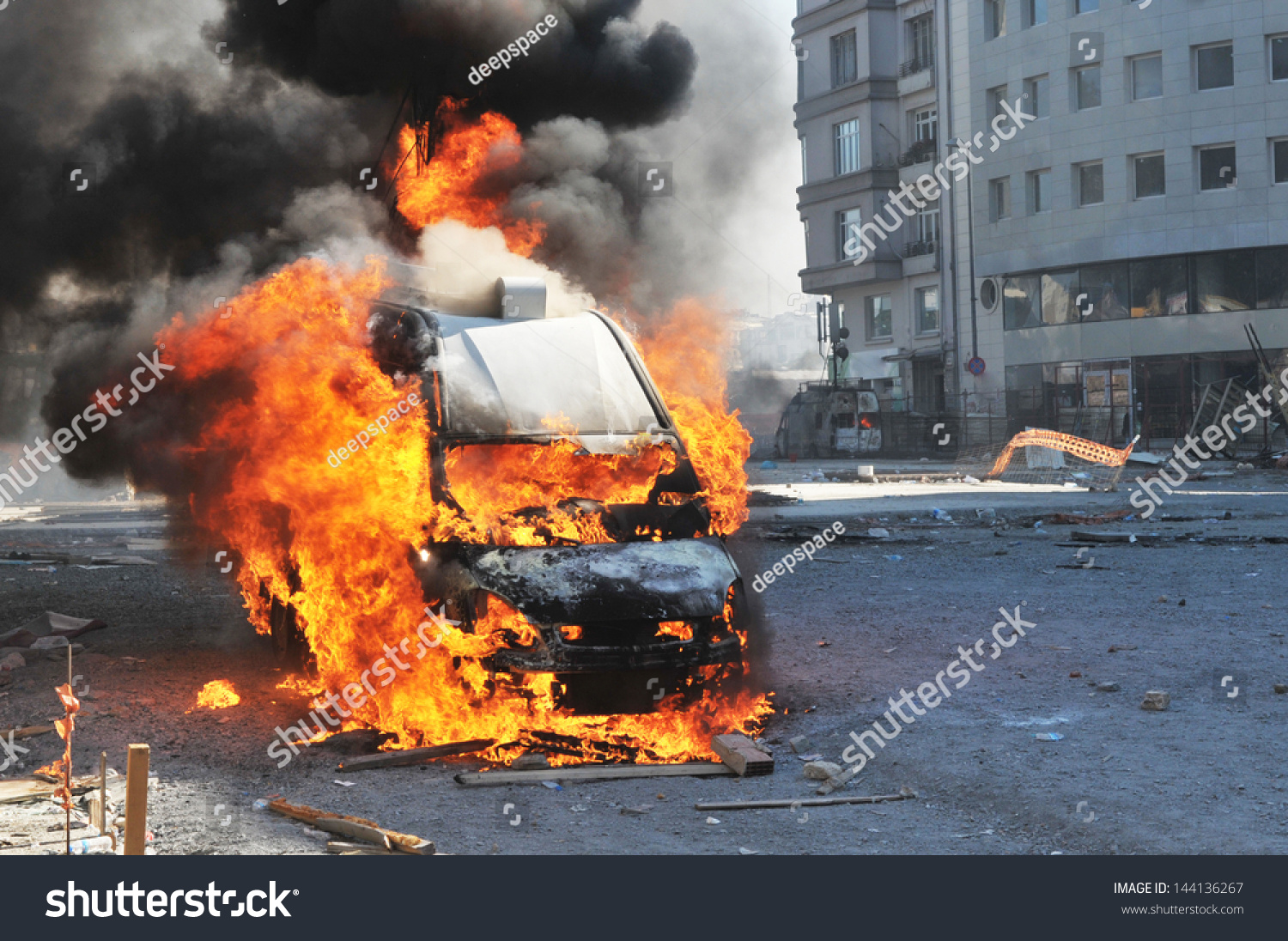 Burning van. Киев в огне. Украина в огне. Горящий фургон Фрименов.